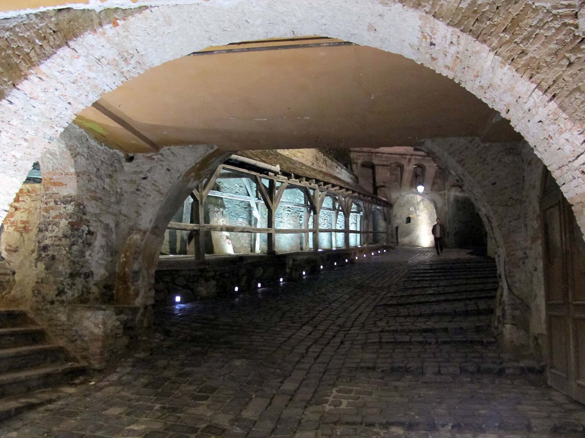 Arcada de acces și treptele de sub turn