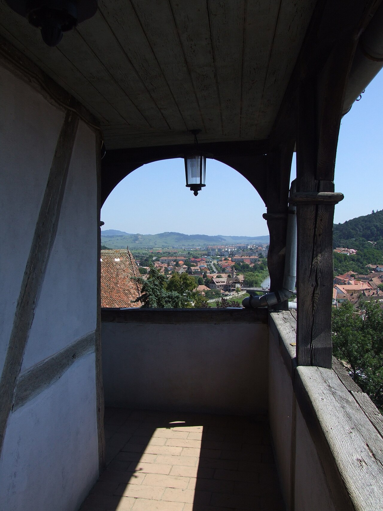 Arcadele galeriei văzute din interior, cu parapet