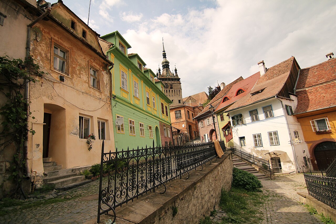 Scările, zidul de sprijin și casele imediat vecine