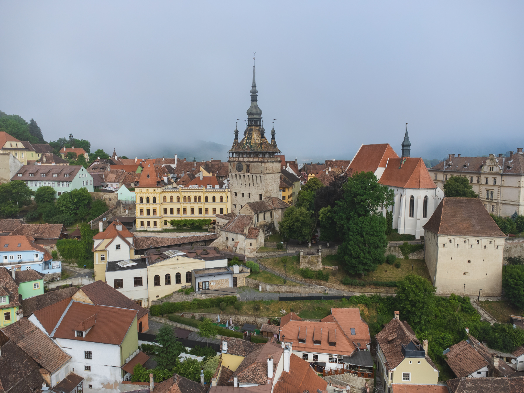 Vedere aeriană oblică a Turnului cu Ceas și zidurilor imediat vecine