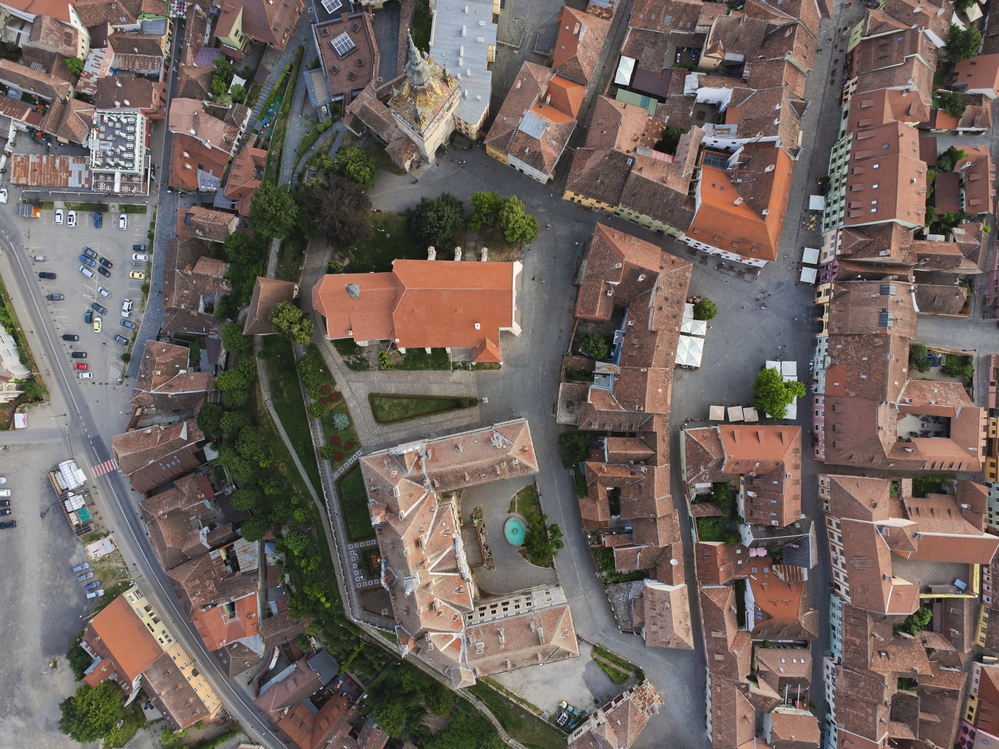 Vedere aeriană aproape verticală a pieței și vecinătății; Turnul cu Ceas la marginea superioară