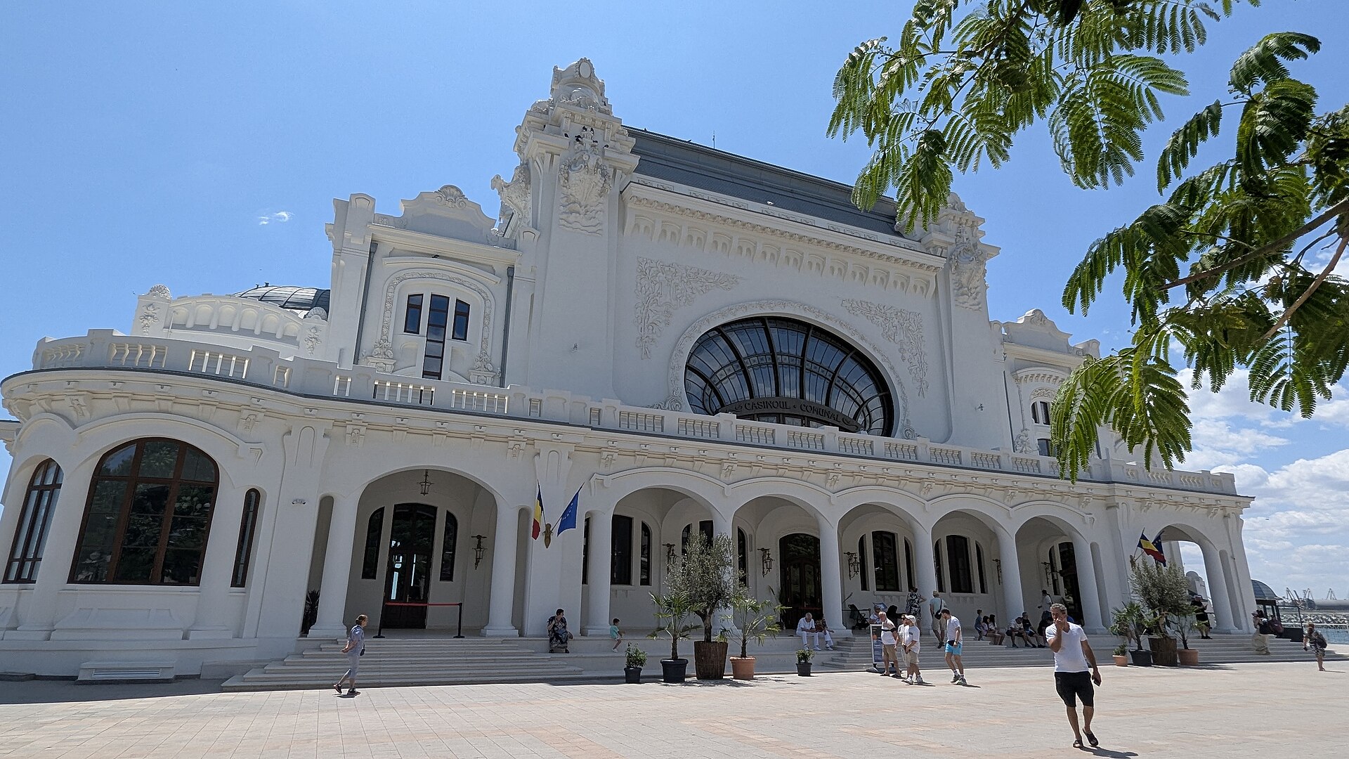 Fațada de pe promenadă după restaurare, 2025