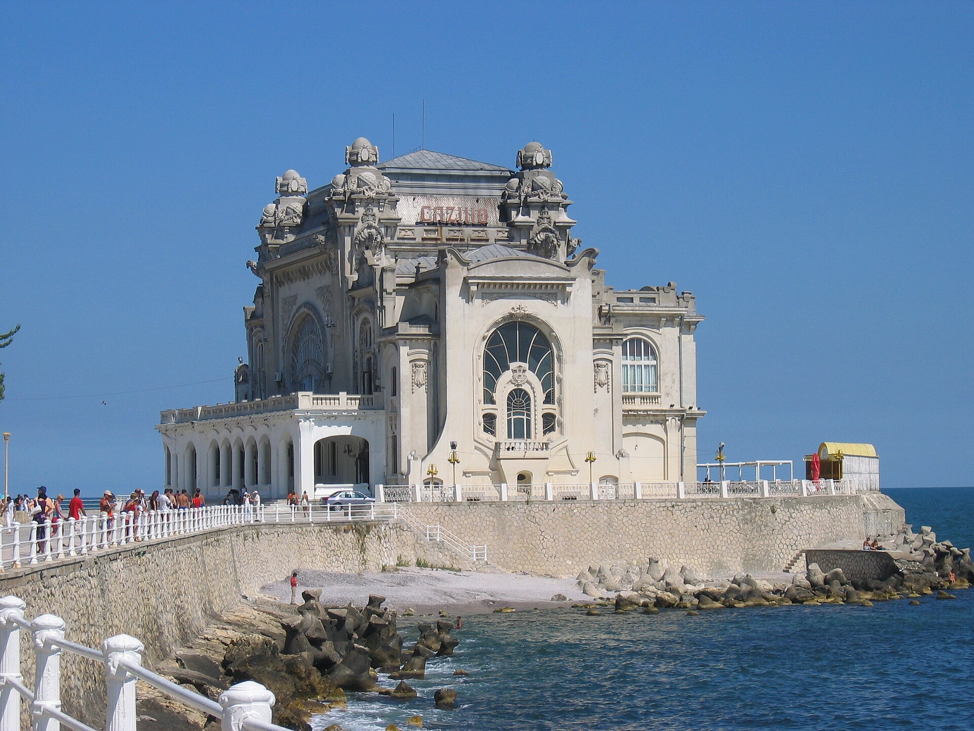 Latura spre mare și capătul clădirii, perspectivă oblică de lângă dig