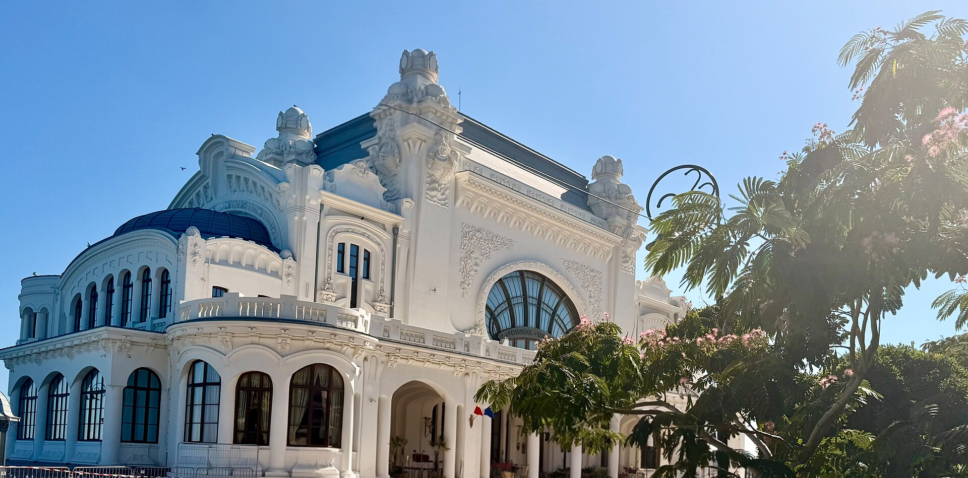 Fațada restaurată și capătul curbat, perspectivă oblică; sursa indică 2026