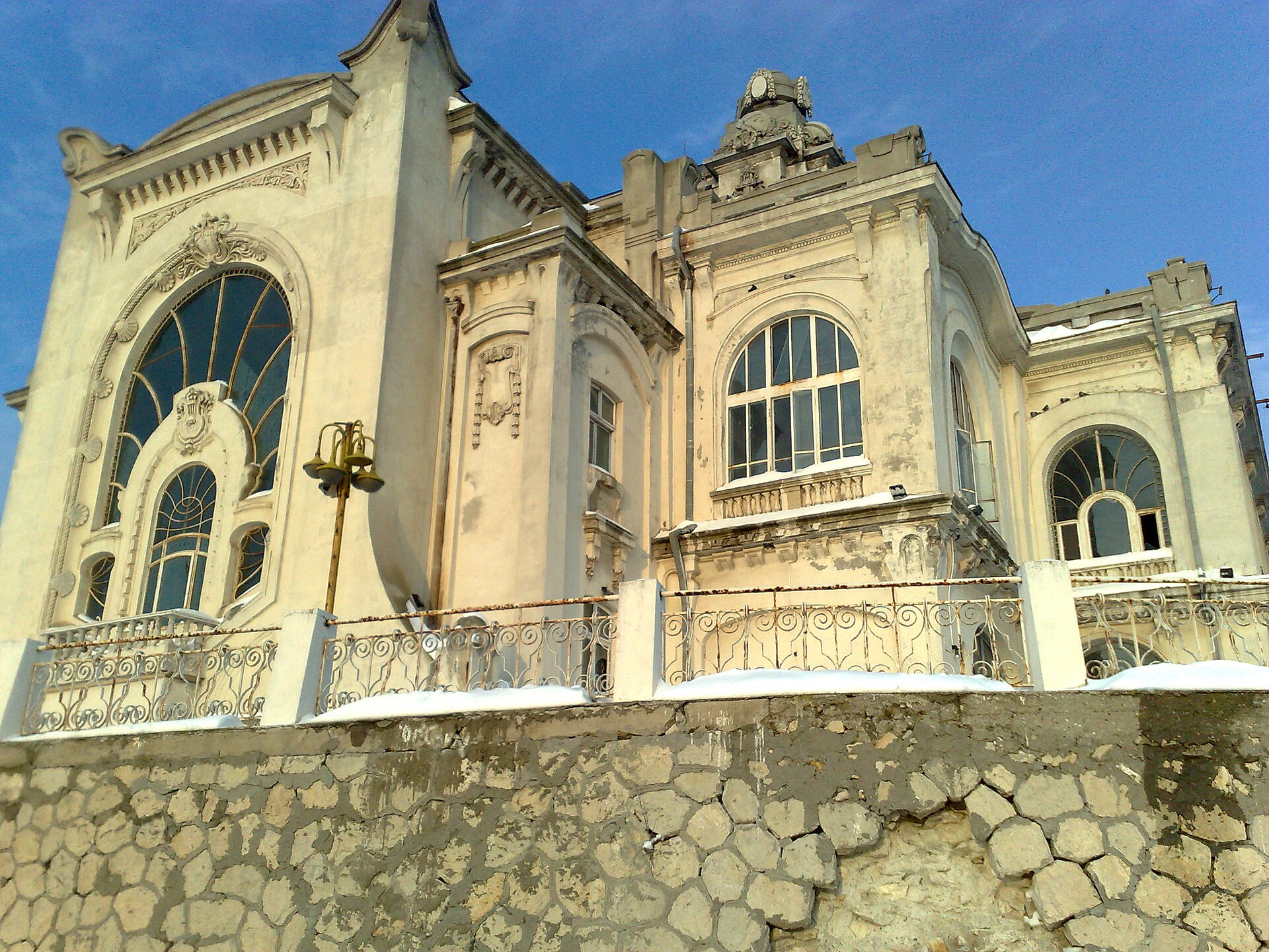 Capătul clădirii și fațada adiacentă, vedere apropiată înainte de restaurare