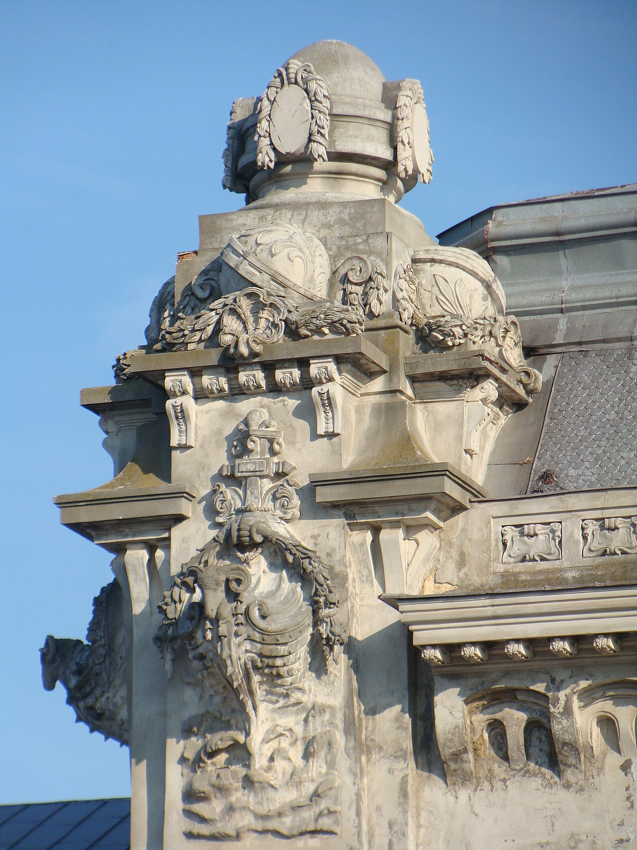 Ornamentul sculptural de colț al acoperișului, înainte de restaurare