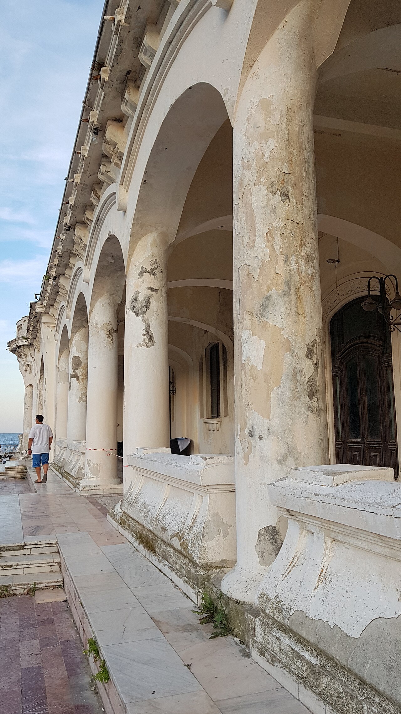 Porticul: coloane, arcade și tencuială degradată înainte de restaurare