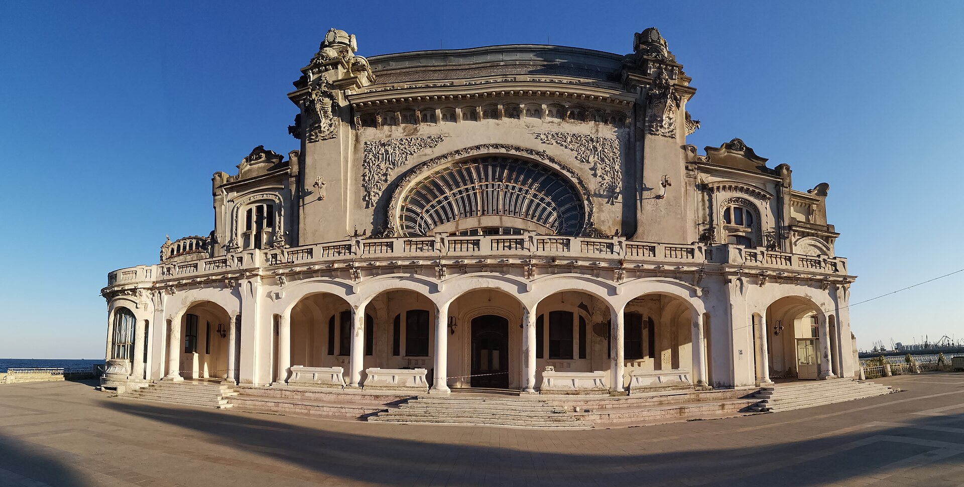 Fațada principală frontală în lumină de zi, înainte de restaurare