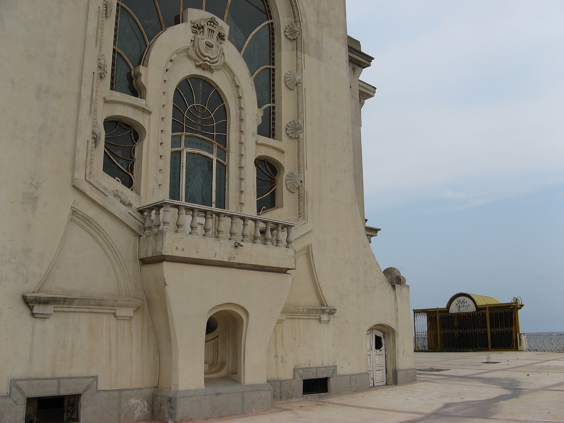 Ancadramentul vertical al capătului, ușa inferioară și terasa
