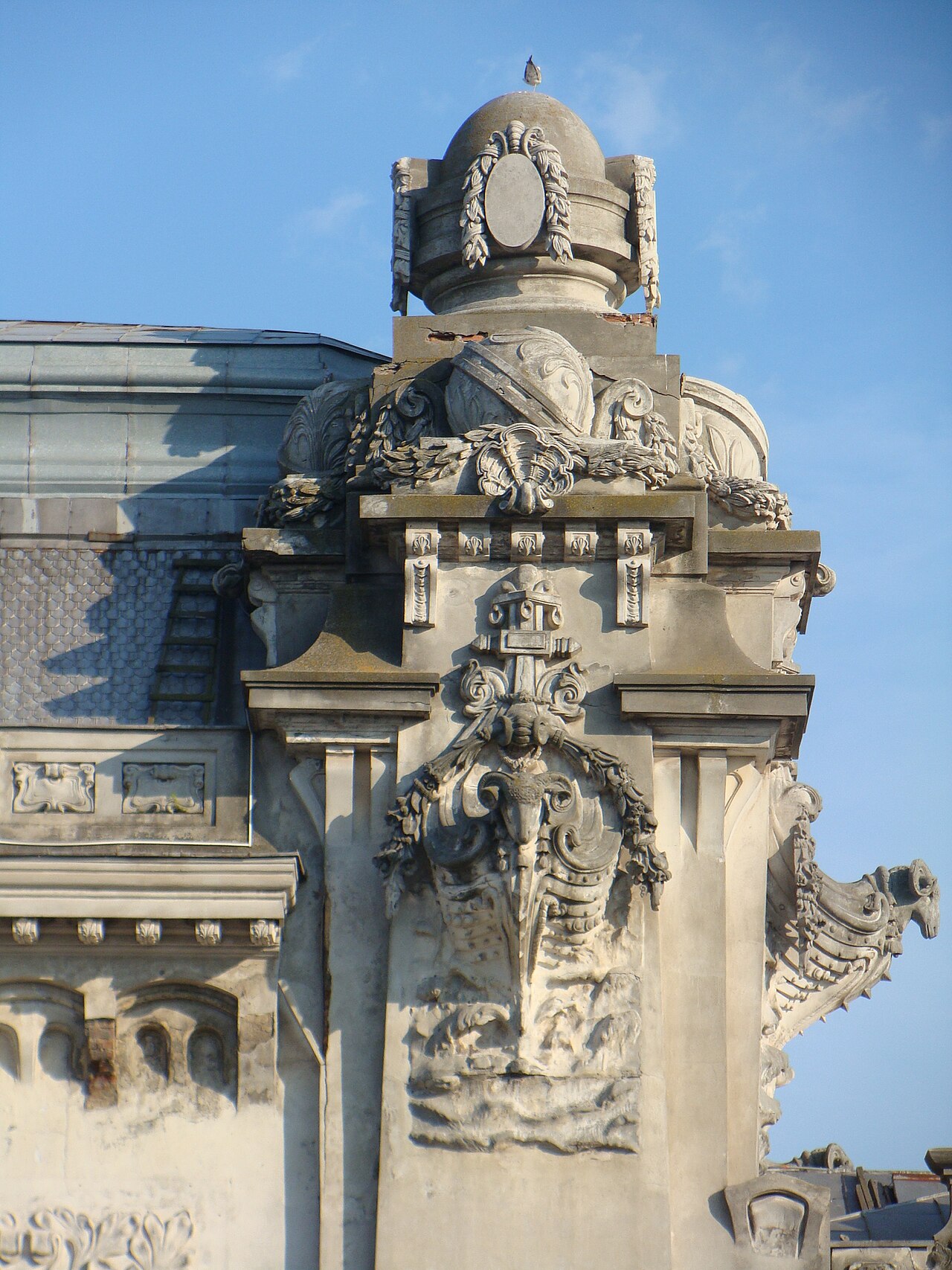 Ornament al acoperișului în profil, cu sculptura și muchia învelitorii