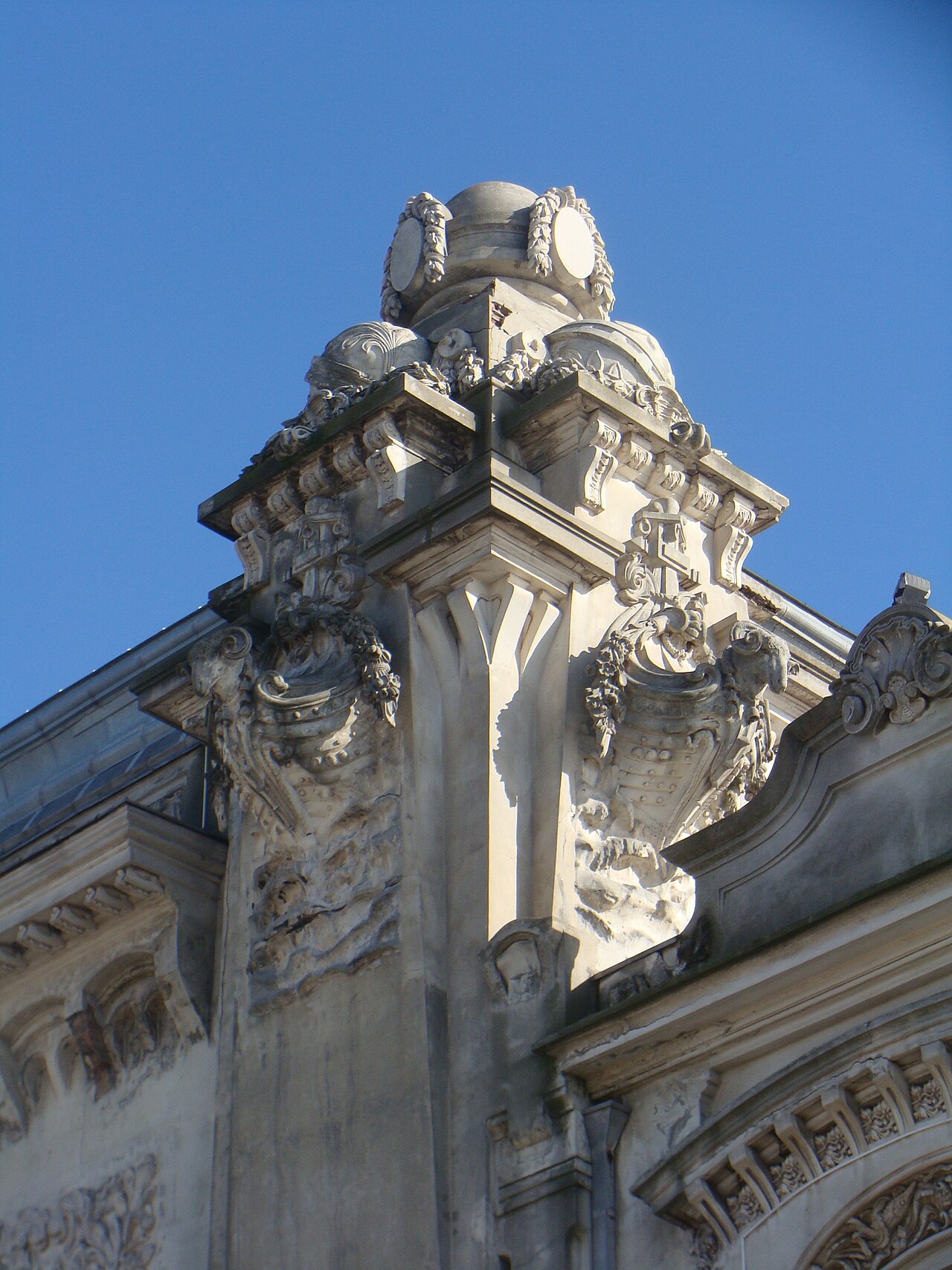 Sculptura în formă de corabie de pe coronamentul clădirii, unghi oblic