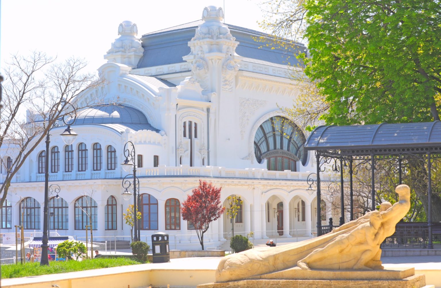 Capătul curbat și fațada principală restaurată, cu contextul promenadei