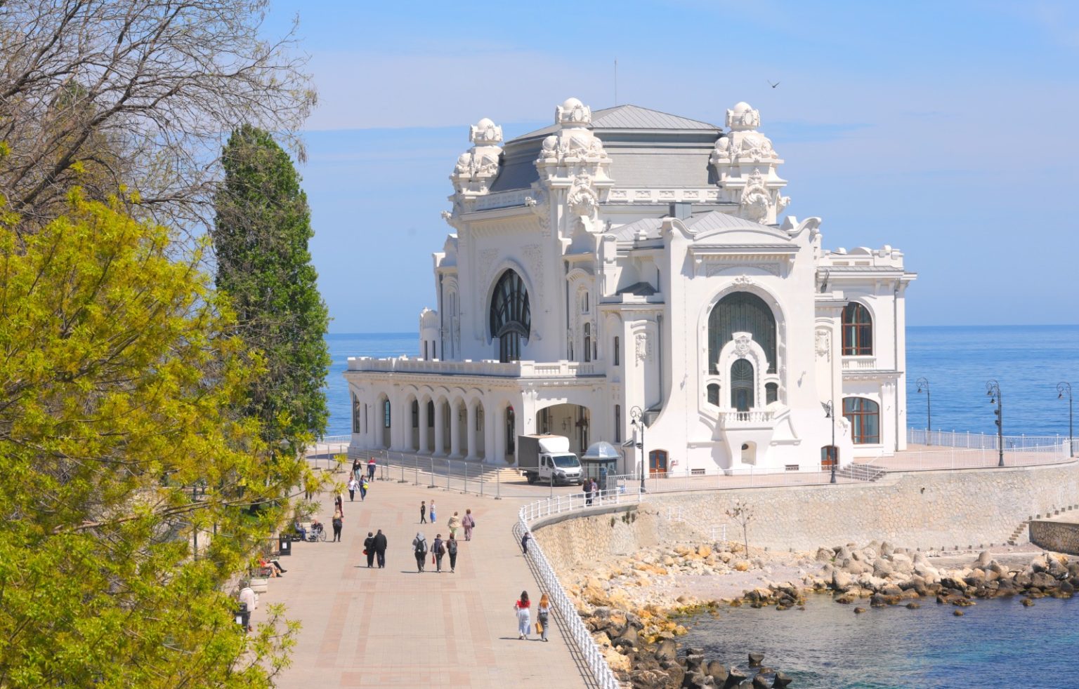 Capătul clădirii și soclul, perspectivă de la înălțime după restaurare