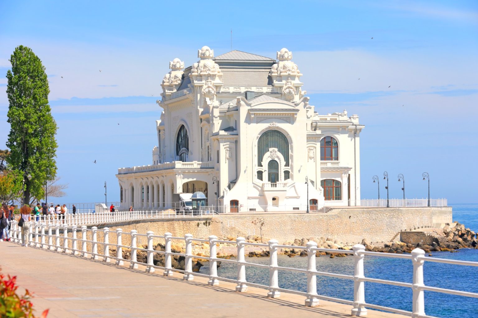 Capătul restaurat și terasa, vedere de pe promenadă