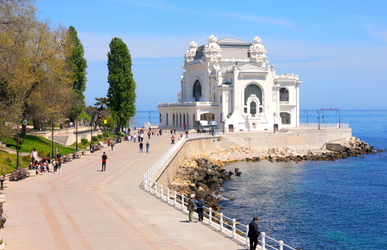 Soclul și racordul cu promenada după restaurare, vedere oblică de la înălțime