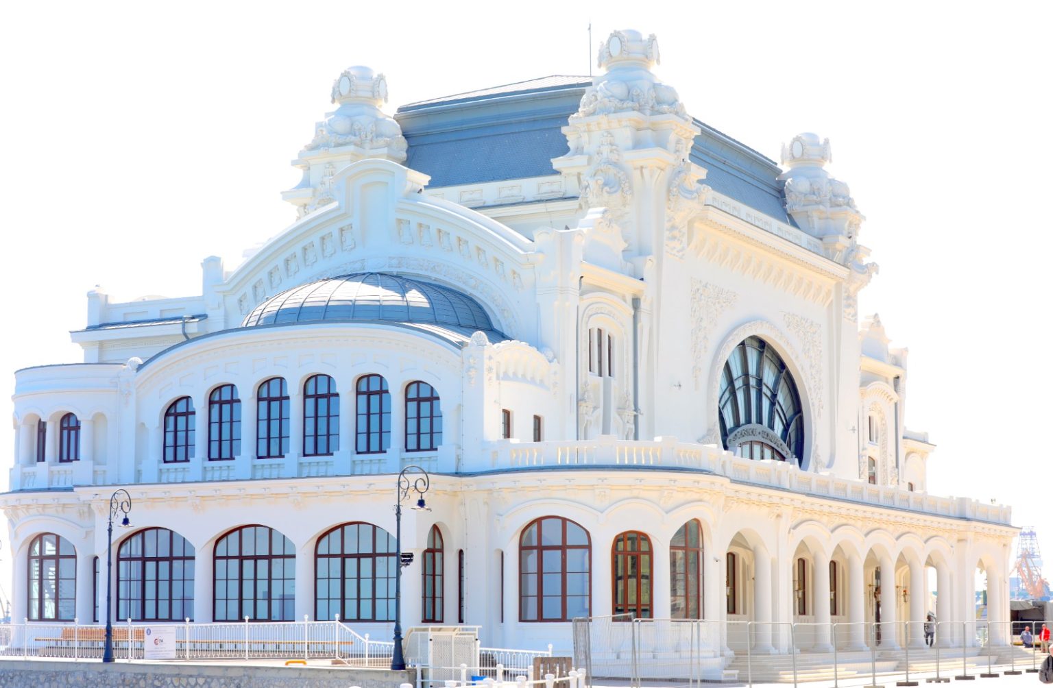 Capătul curbat cu două niveluri de ferestre și fațada principală restaurată