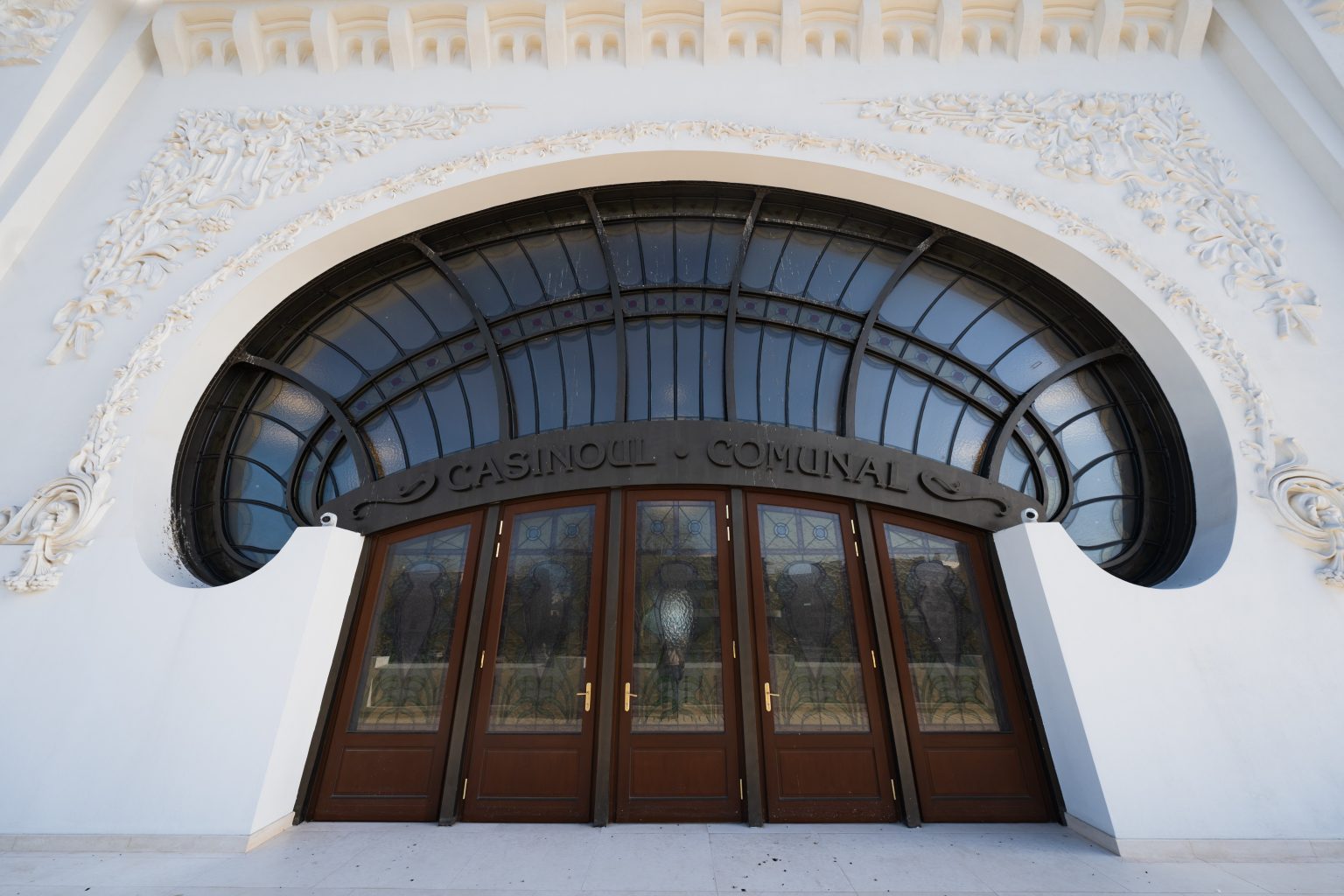 Ușă și fereastră evantai restaurate, detaliu de ancadrament