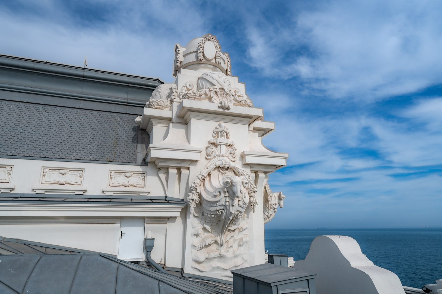 Ornamentul de colț și învelitoarea restaurată, vedere apropiată de la înălțime