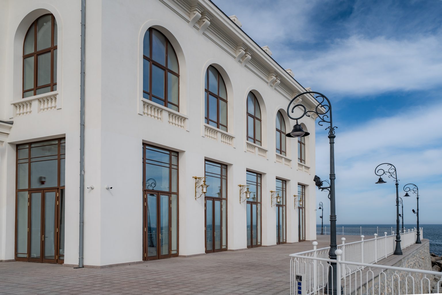 Fațada opusă spre mare: ferestre și uși, perspectivă oblică după restaurare