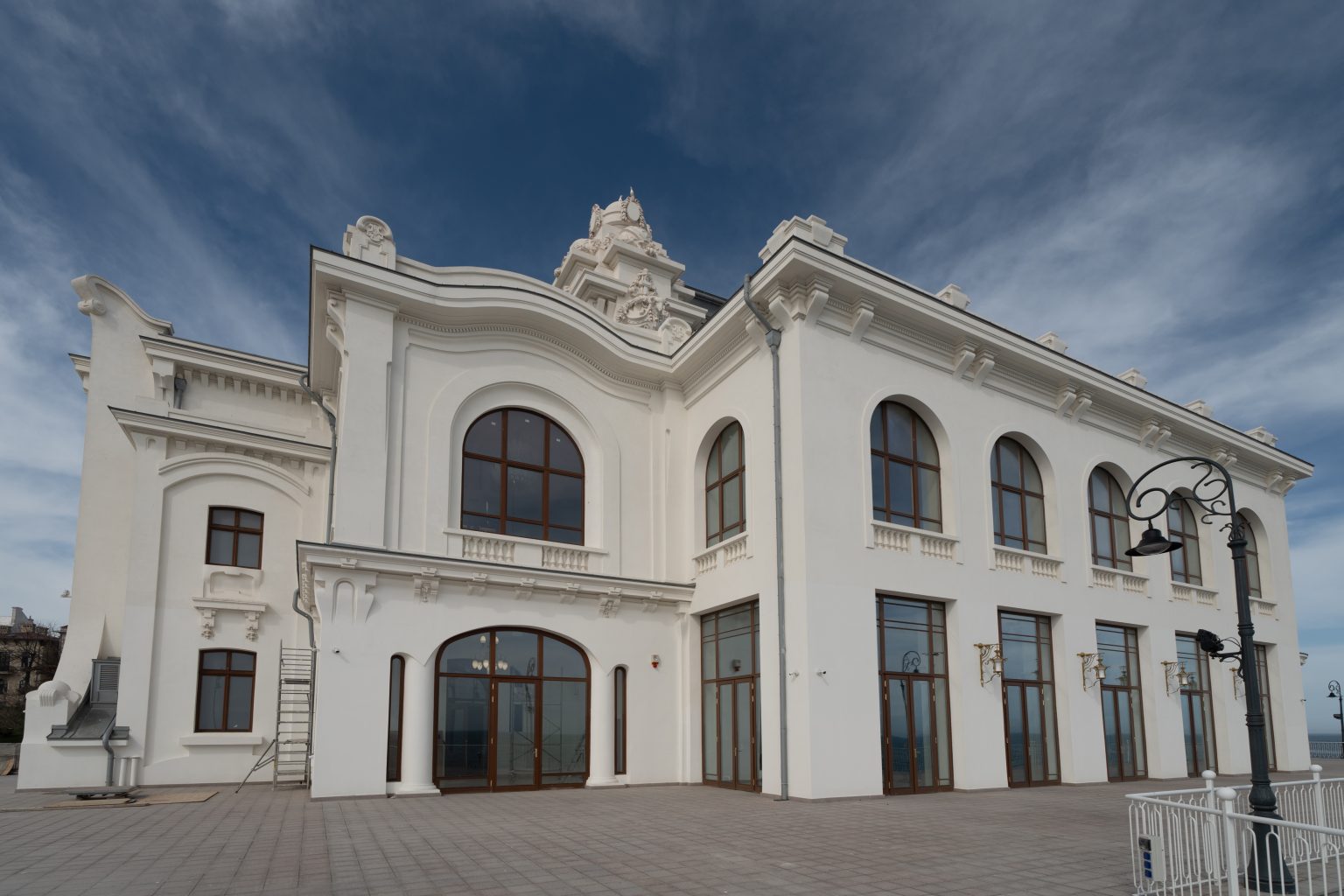 Fațada opusă spre mare: două niveluri și fronton central, după restaurare