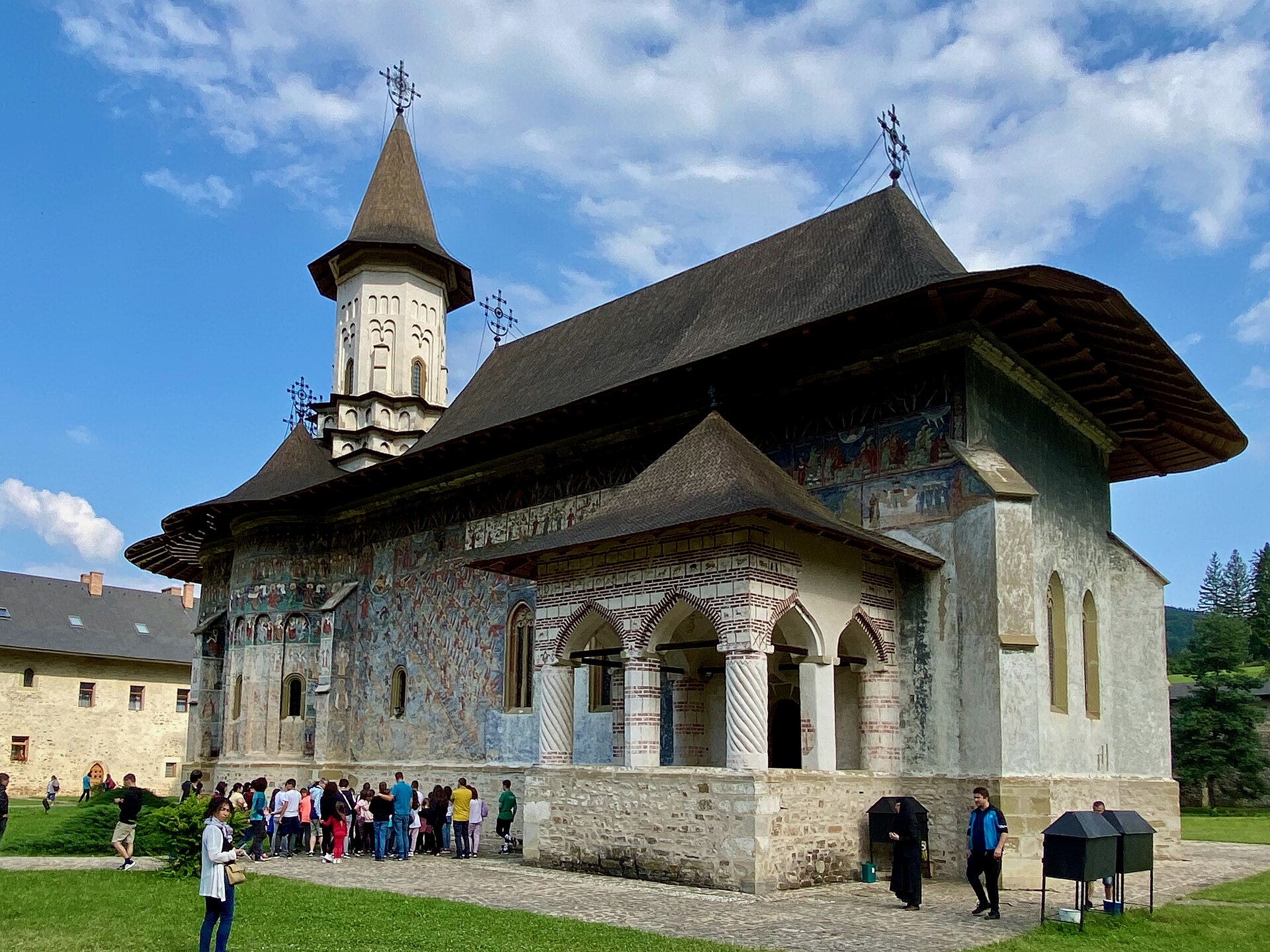 Biserica din curte, perspectivă oblică asupra pridvorului și acoperișului
