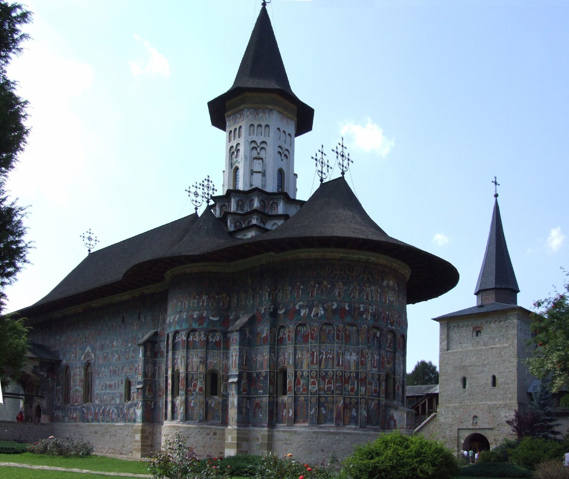 Capătul absidal și picturile exterioare, perspectivă opusă pridvorului