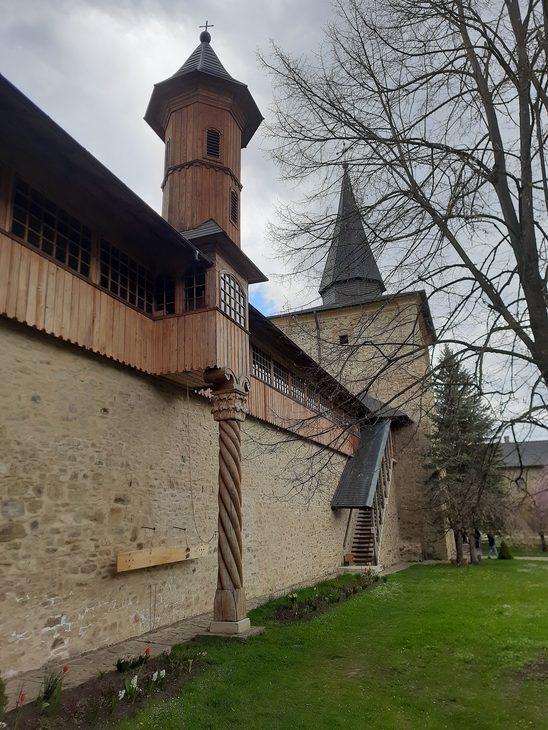 Zidul exterior al incintei și turnul, perspectivă laterală