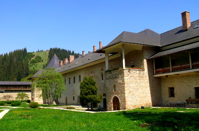 Corp monastic și pridvorul ridicat, privite oblic din curte; sursă de rezoluție mică