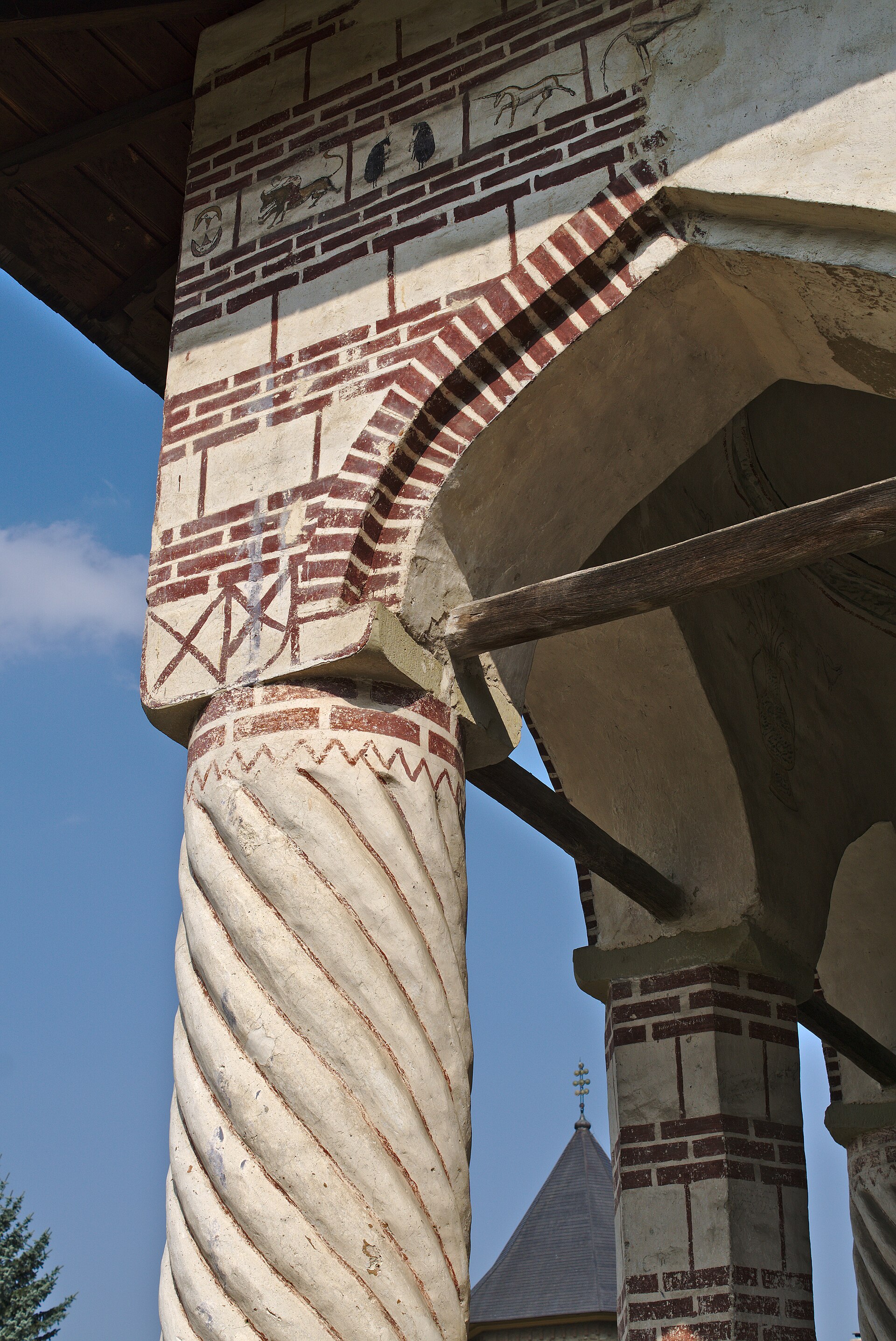 Coloană torsadată, capitel și îmbinarea arcului pridvorului