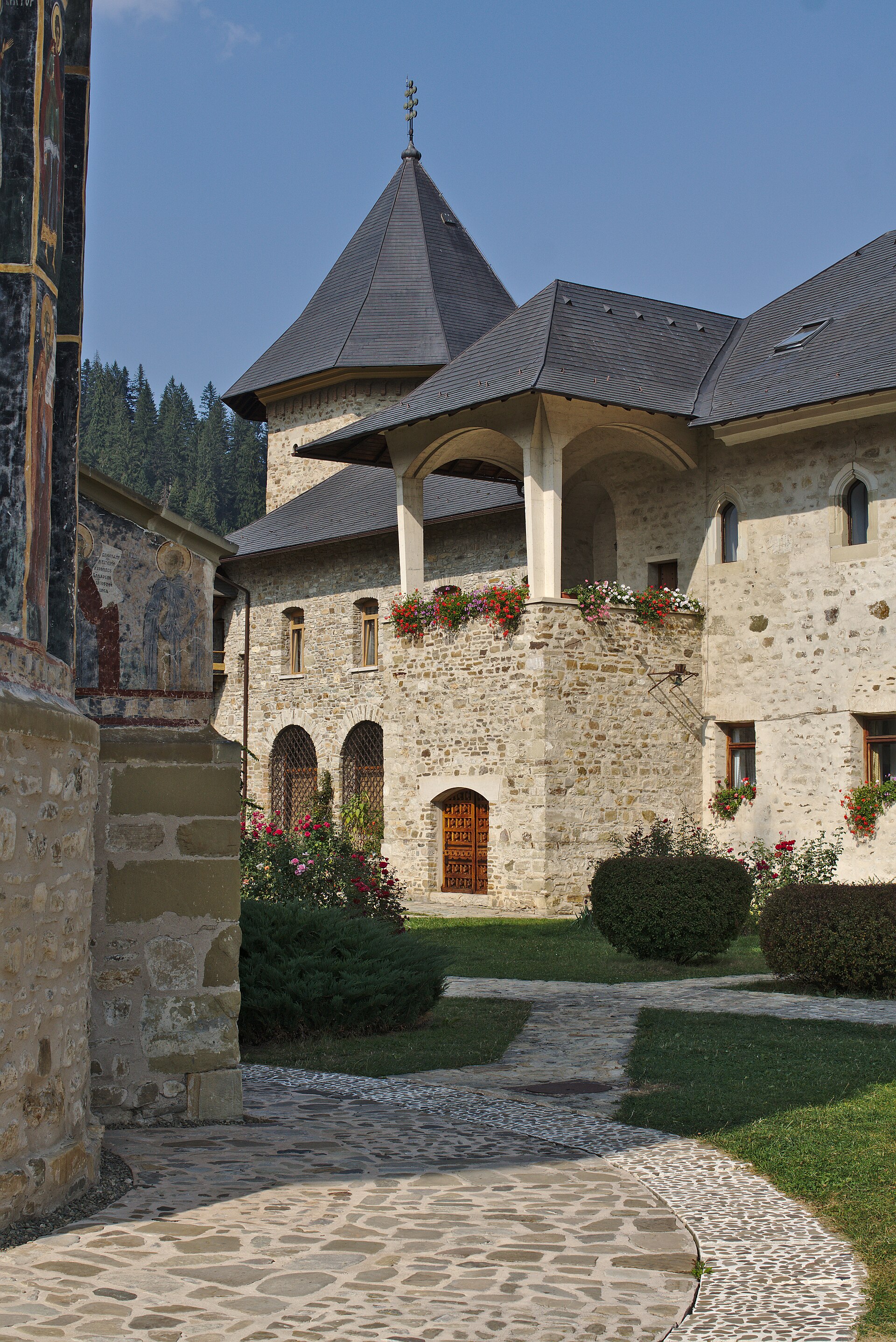 Turn și corp monastic cu arcade și pridvor ridicat, din curte