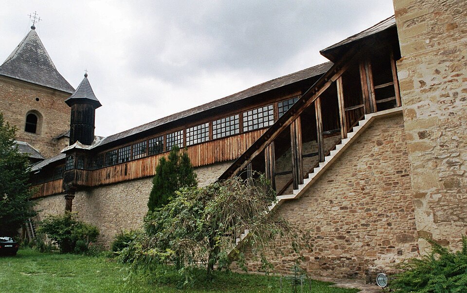 Scară de lemn către galeria de apărare, balustrade și reazeme pe zid