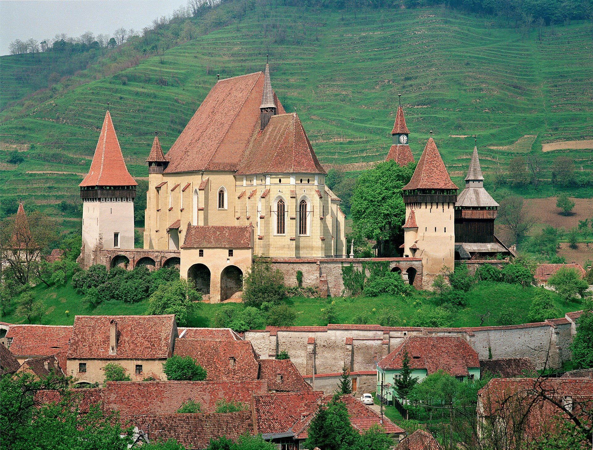 Ansamblul și satul văzute de la înălțime dinspre versant; vedere oblică, nu dronă