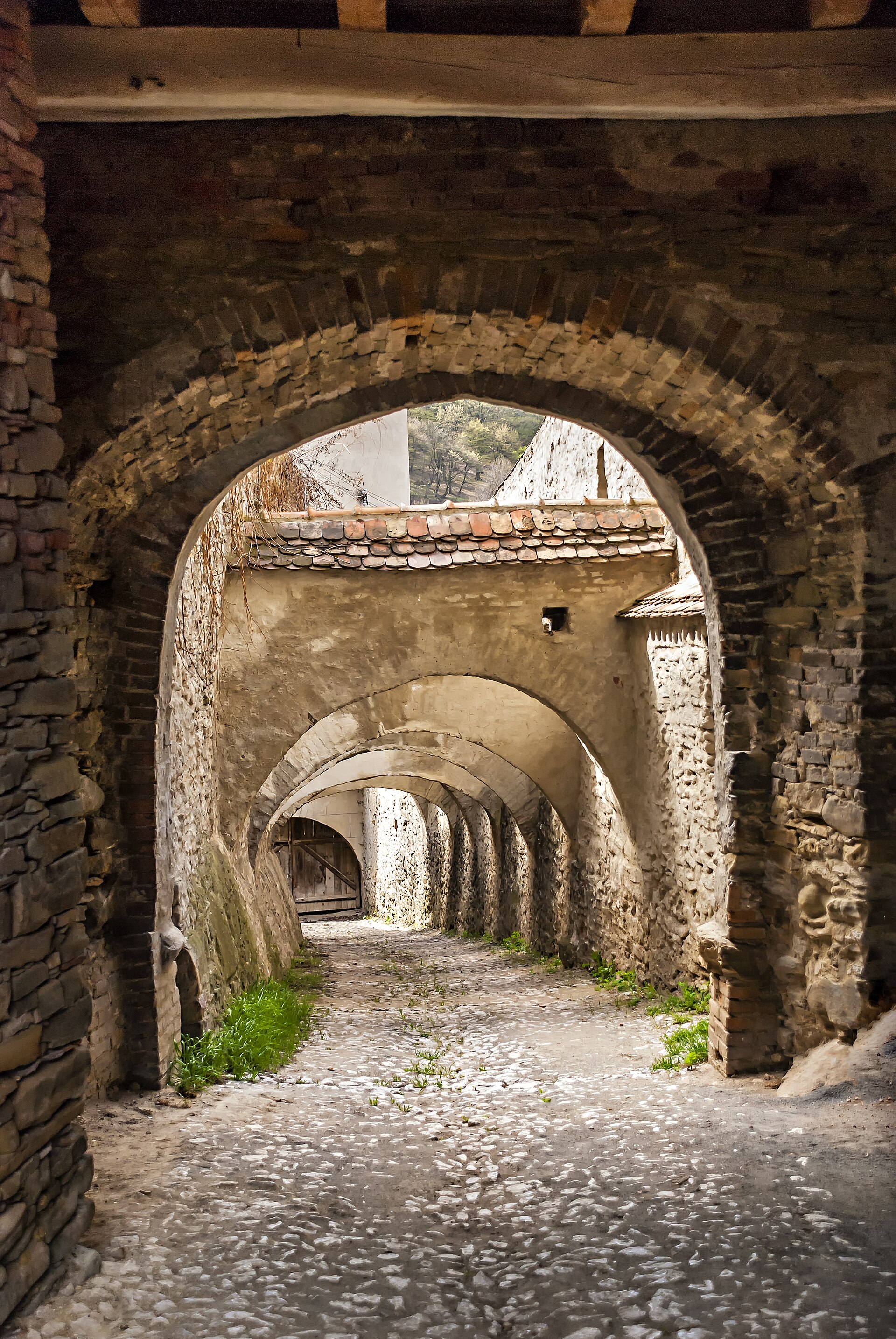 Succesiunea de arcade și bolți de la acces, perspectivă de-a lungul pasajului