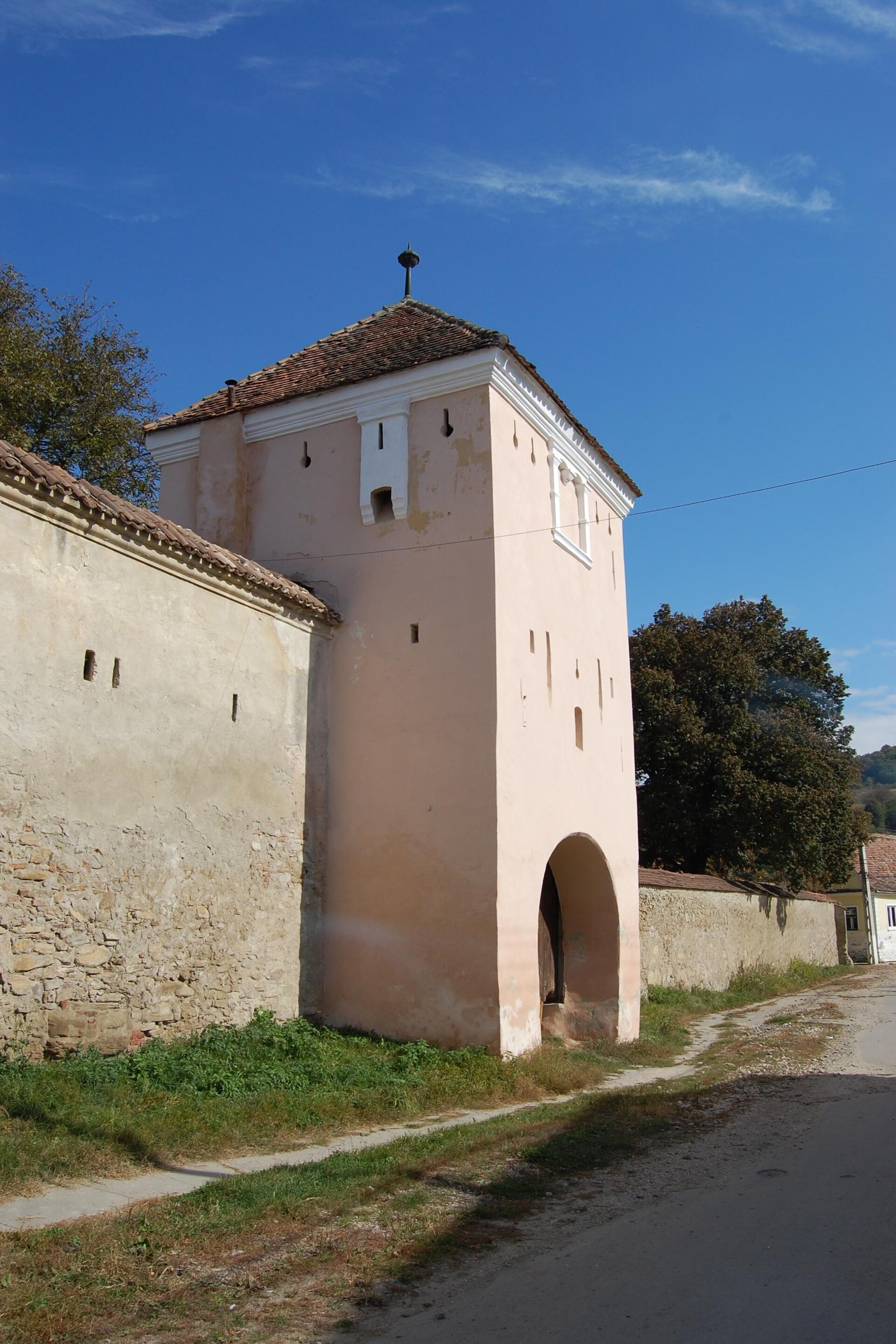 Turnul de poartă din unghiul opus: arc de intrare, goluri și legătura cu zidul