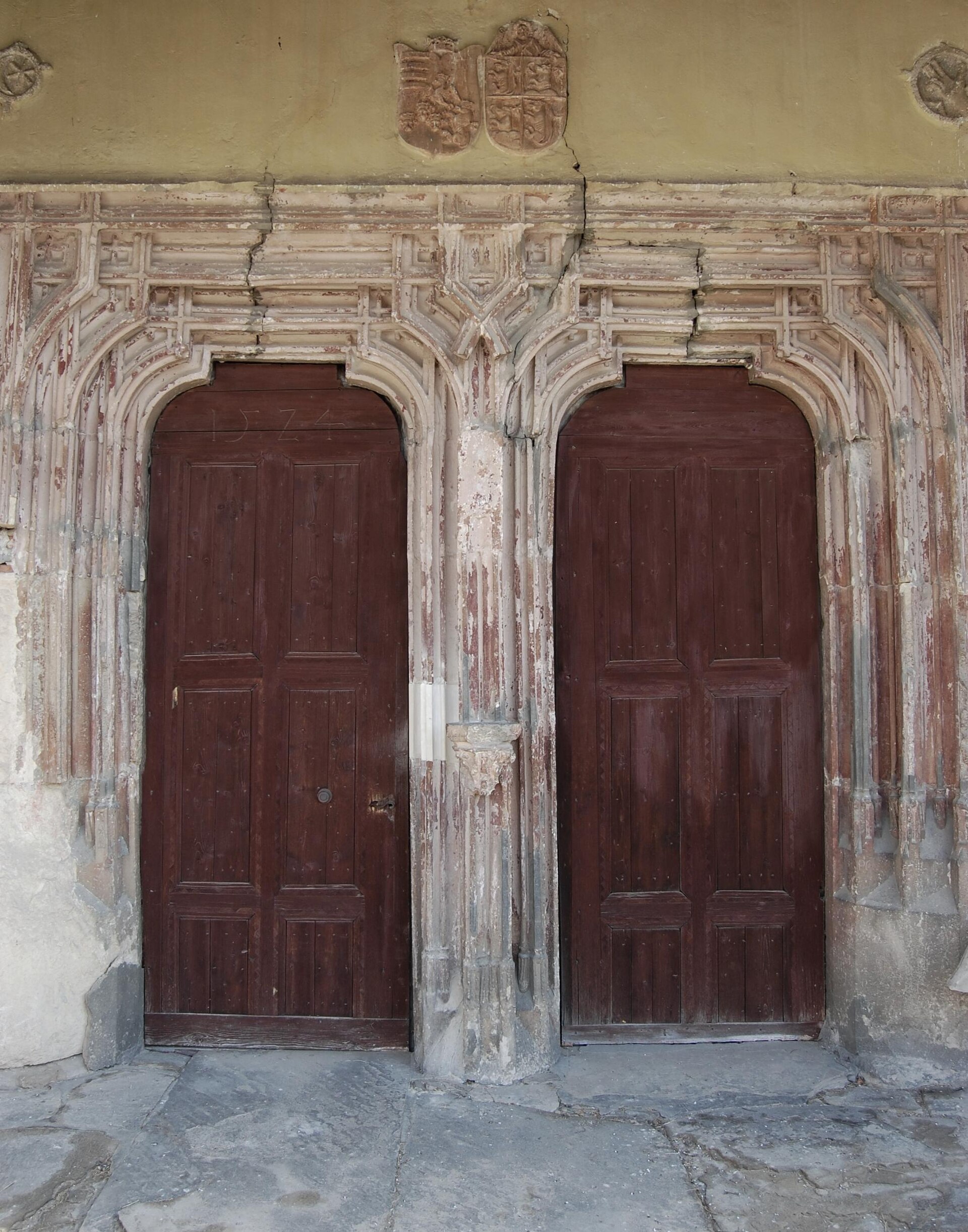 Portal dublu: uși de lemn, profiluri și decor sculptat al ancadramentului