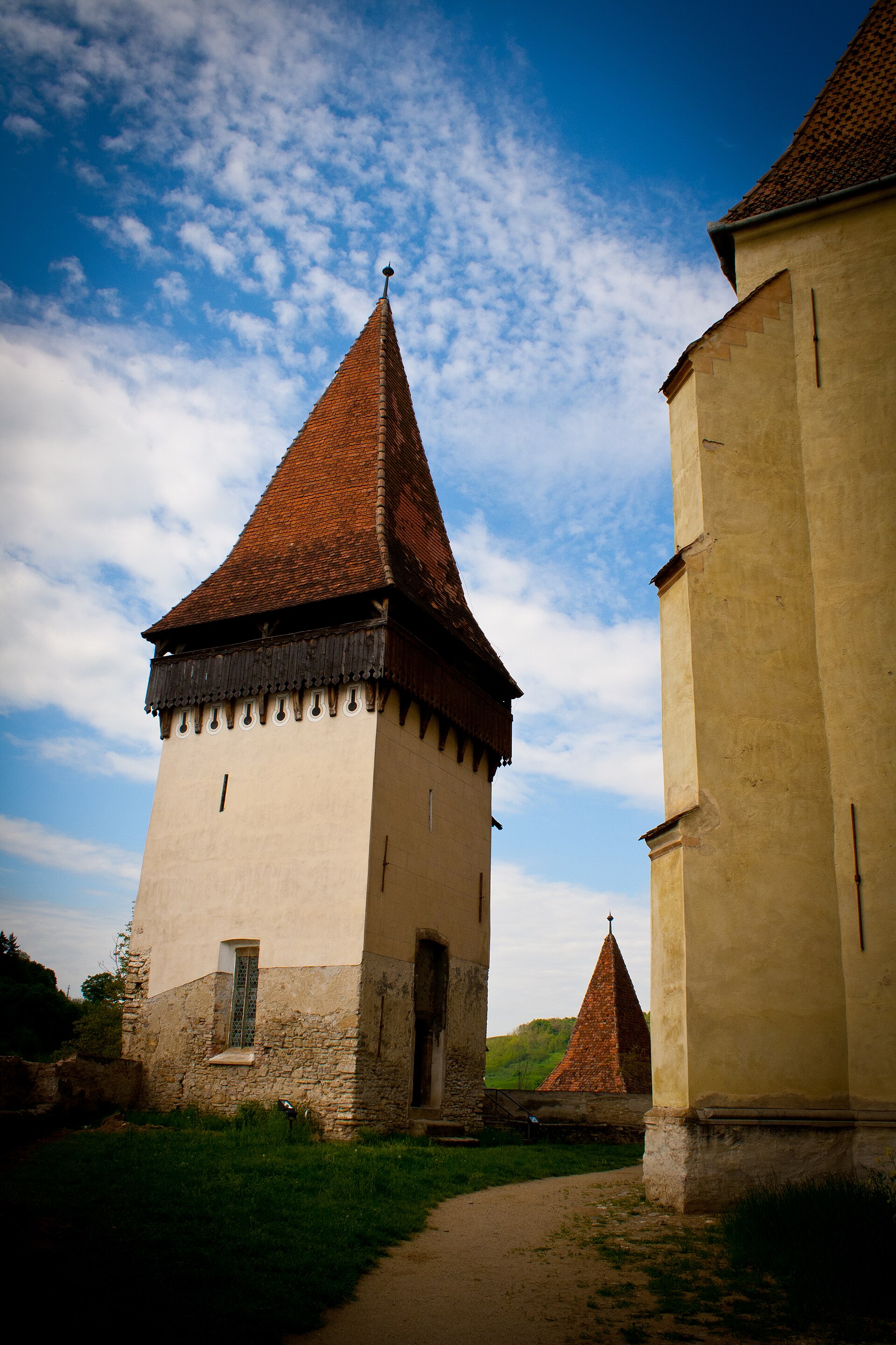Bastionul Împăcării văzut din curte, în relație cu fațada bisericii