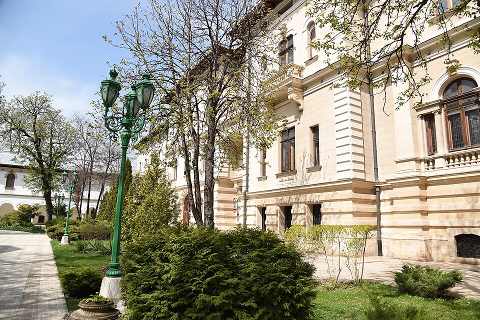 Fațada palatului vechi, sediul Muzeului Național Cotroceni, văzută din grădină.