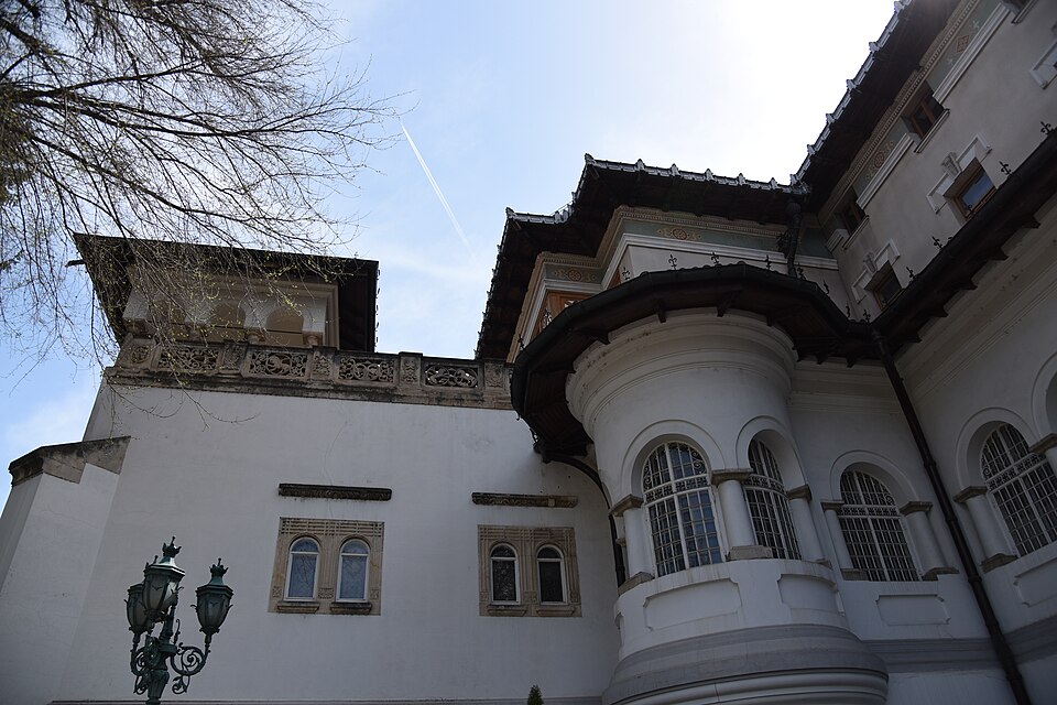 Aripi ale ansamblului vechi și curtea interioară.