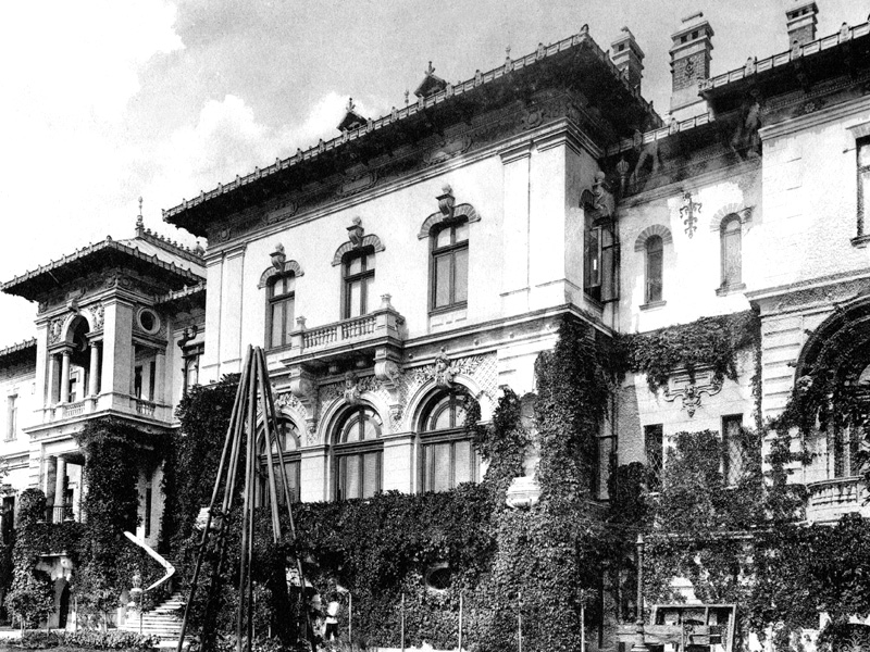 Fotografie istorică a fațadei palatului; stare anterioară refacerilor.