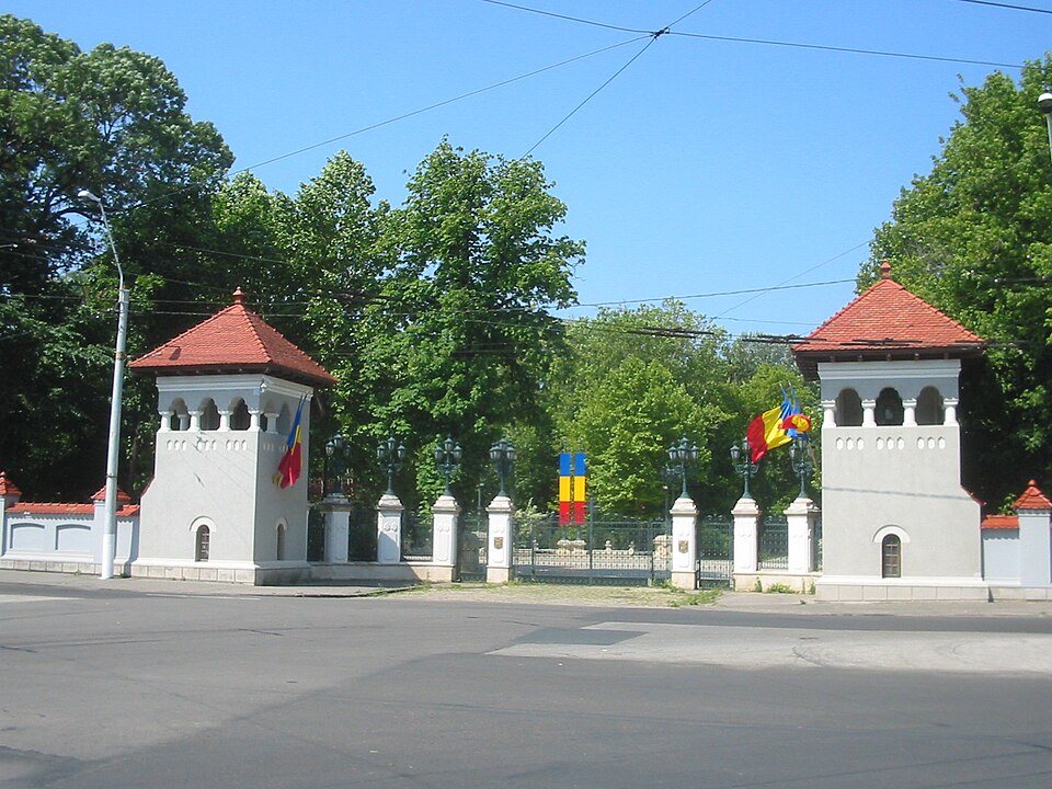Poarta ansamblului Cotroceni, pavilioane și aleea de acces.