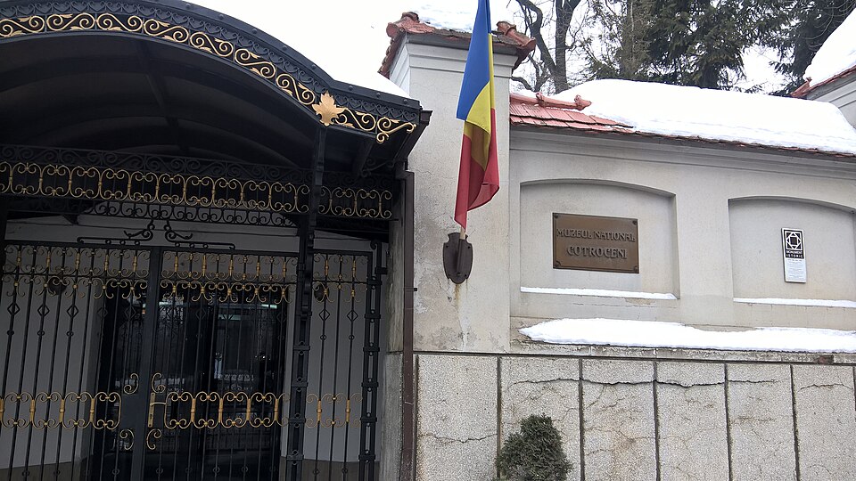 Intrarea în muzeu și împrejmuirea.