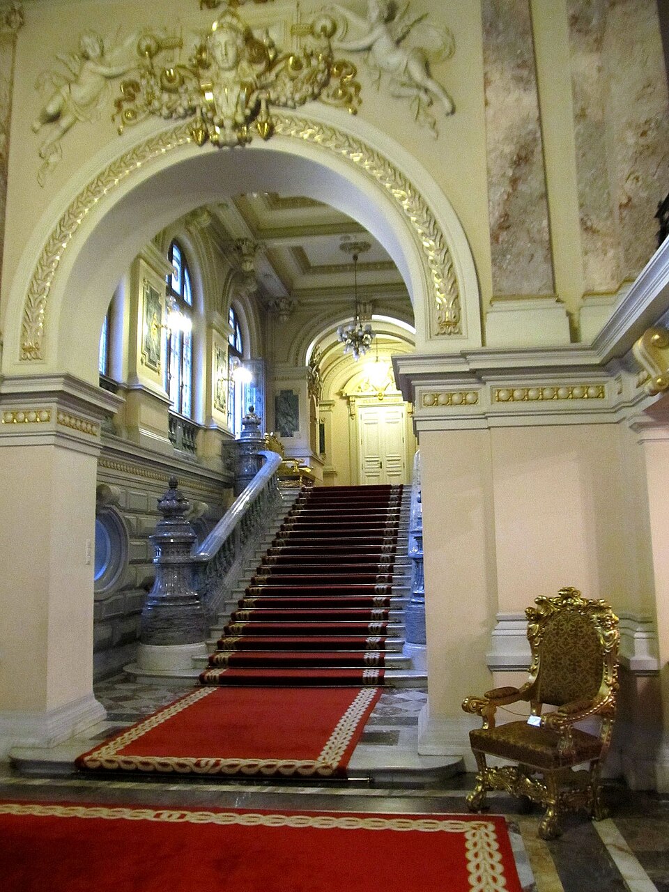 Scara de onoare și arhitectura spațiului interior.