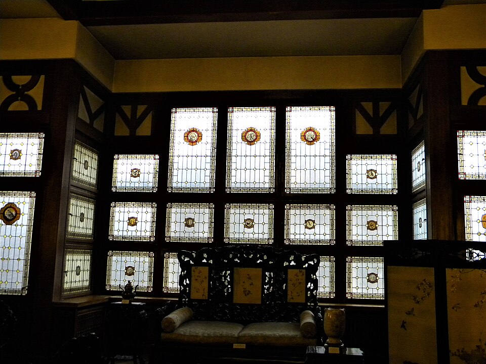 Salonul Oriental, ferestre și mobilier.