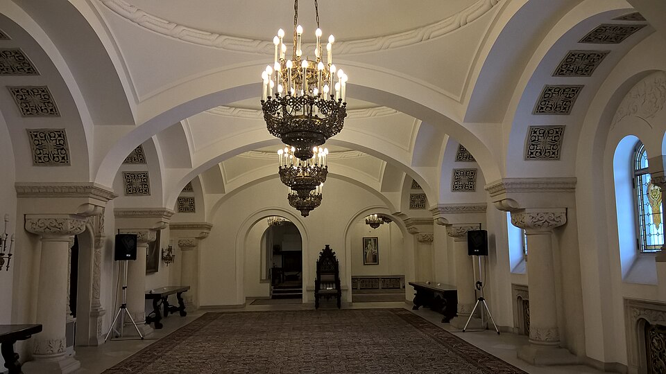 Marea sală de recepție, arcade și candelabre.
