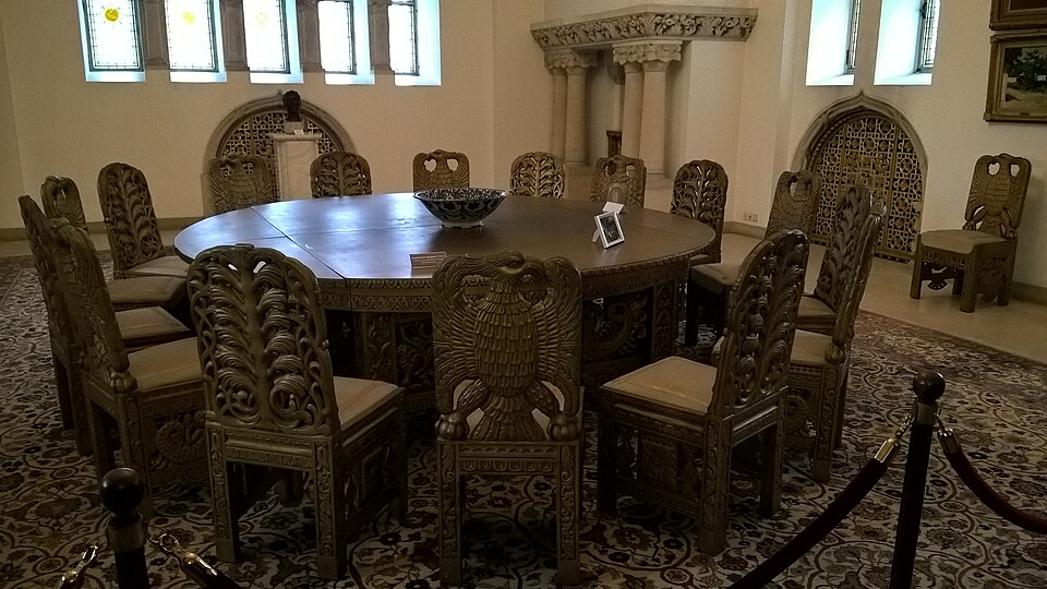 Sufragerie, mobilier și decorul pereților.