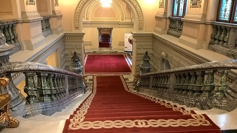 Podestul și balustrada scării de onoare.