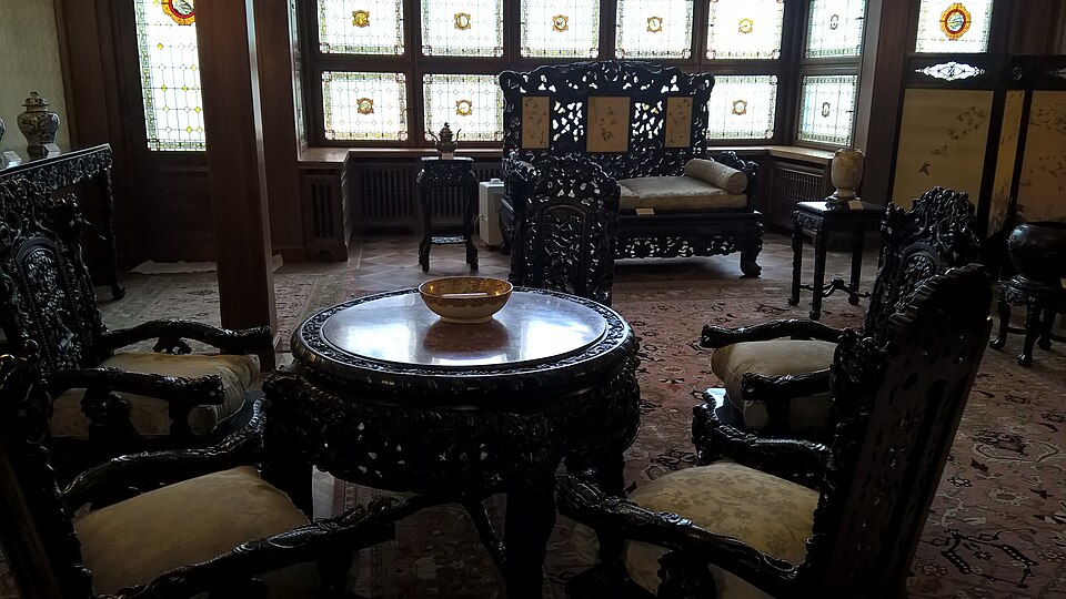 Salon și birou, cu ferestre ornamentate.