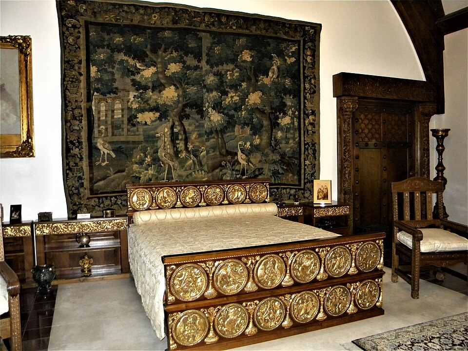 Dormitorul imperial și decorul interior.
