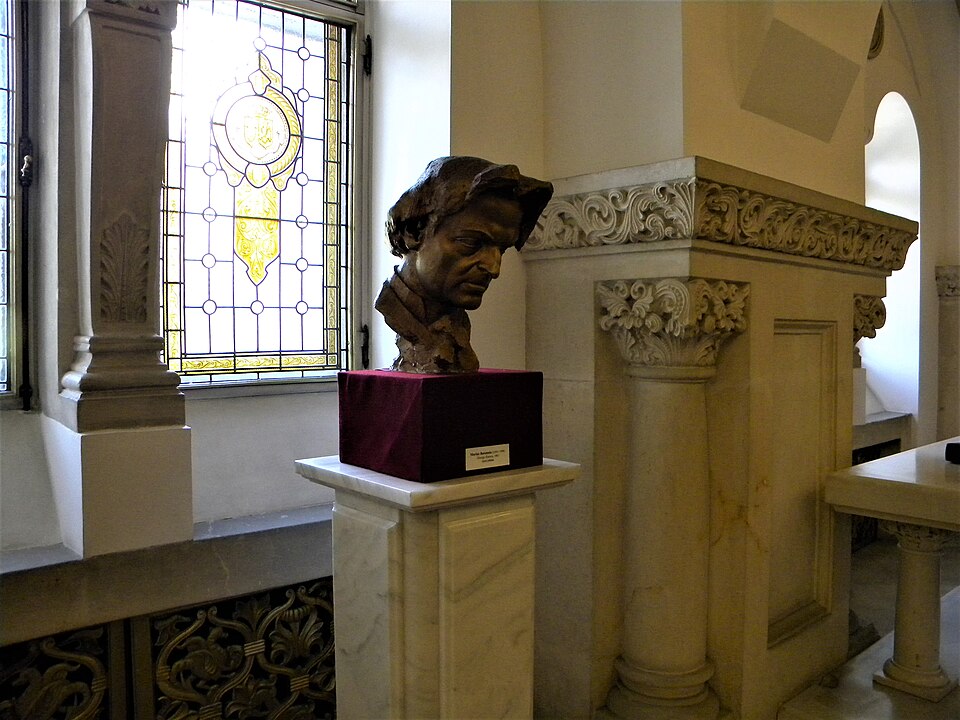 Firidă, coloană și statuie în sala de recepție.