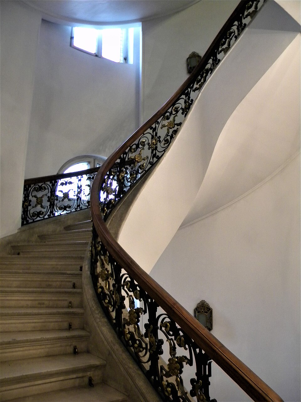 Scară interioară și balustradă metalică.